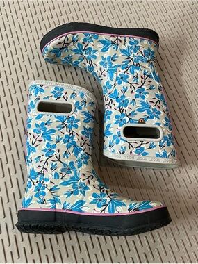Bogs Rain Boot Magnolia Youth 6 Blue Floral Waterproof Pull On Good Condition